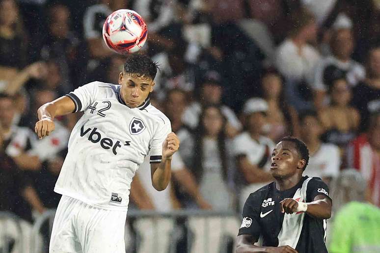 Vasco tenta vitória no sintético contra o Botafogo no Brasileiro