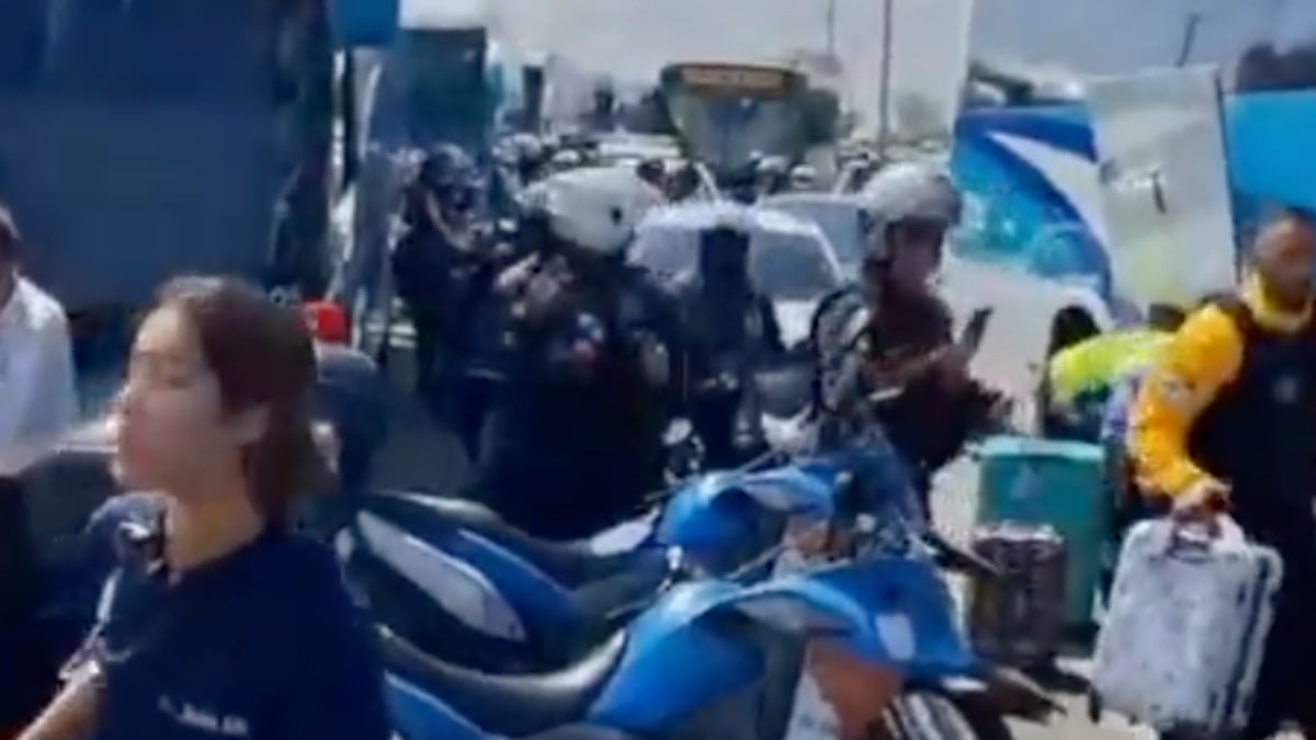 Dois ônibus de excursão escolar são abordados por criminosos e usados como barricada no Rio