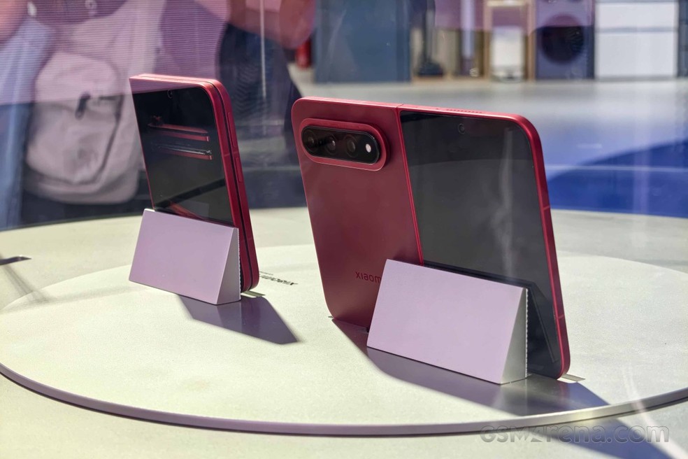 iPhone Duo vs Xiaomi 18 Fold: qual dobrável vence?