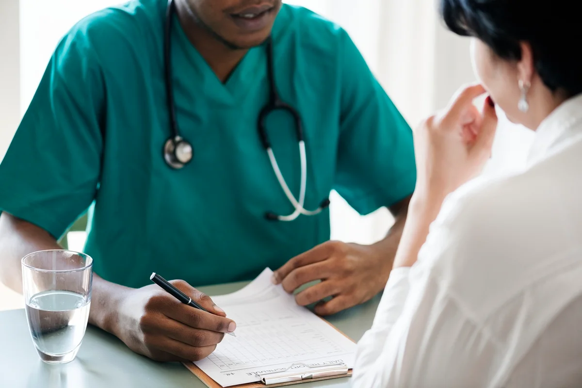 Médico diagnostica sintomas de paciente no hospital. Metrópoles