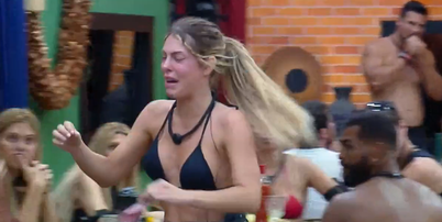 Ana Bruna chora ap&oacute;s conversar com a produ&ccedil;&atilde;o Foto: Reprodu&ccedil;&atilde;o/Record