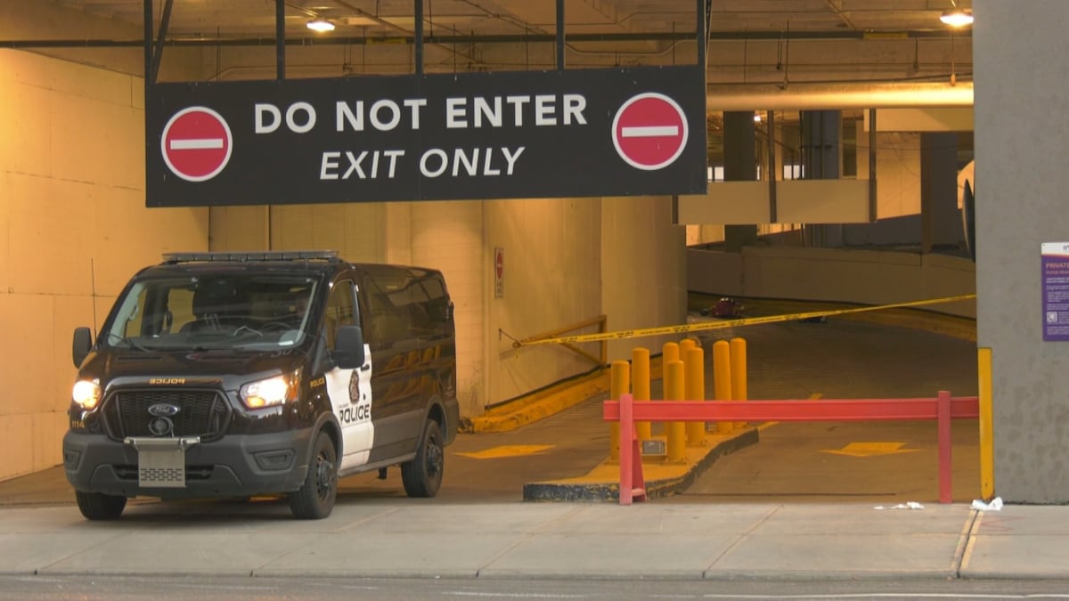 Man in critical condition after stabbing at downtown Calgary parkade