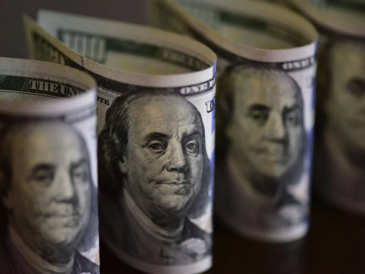 Dólar sobe com impasse EUA-Irã e disparada do petróleo. Bolsa afunda