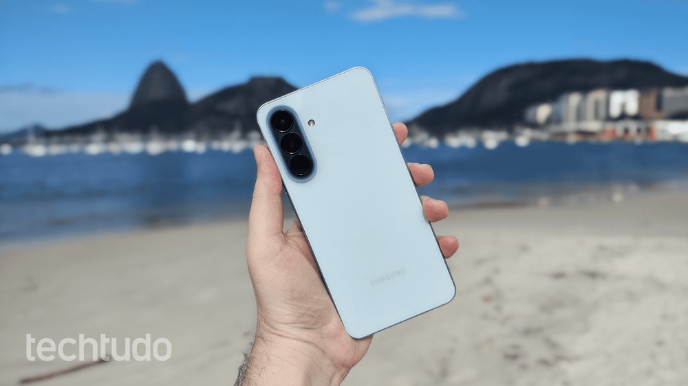 Galaxy A57 é celular intermediário da Samsung com forte apelo em custo-benefício — Foto: William Guido/TechTudo