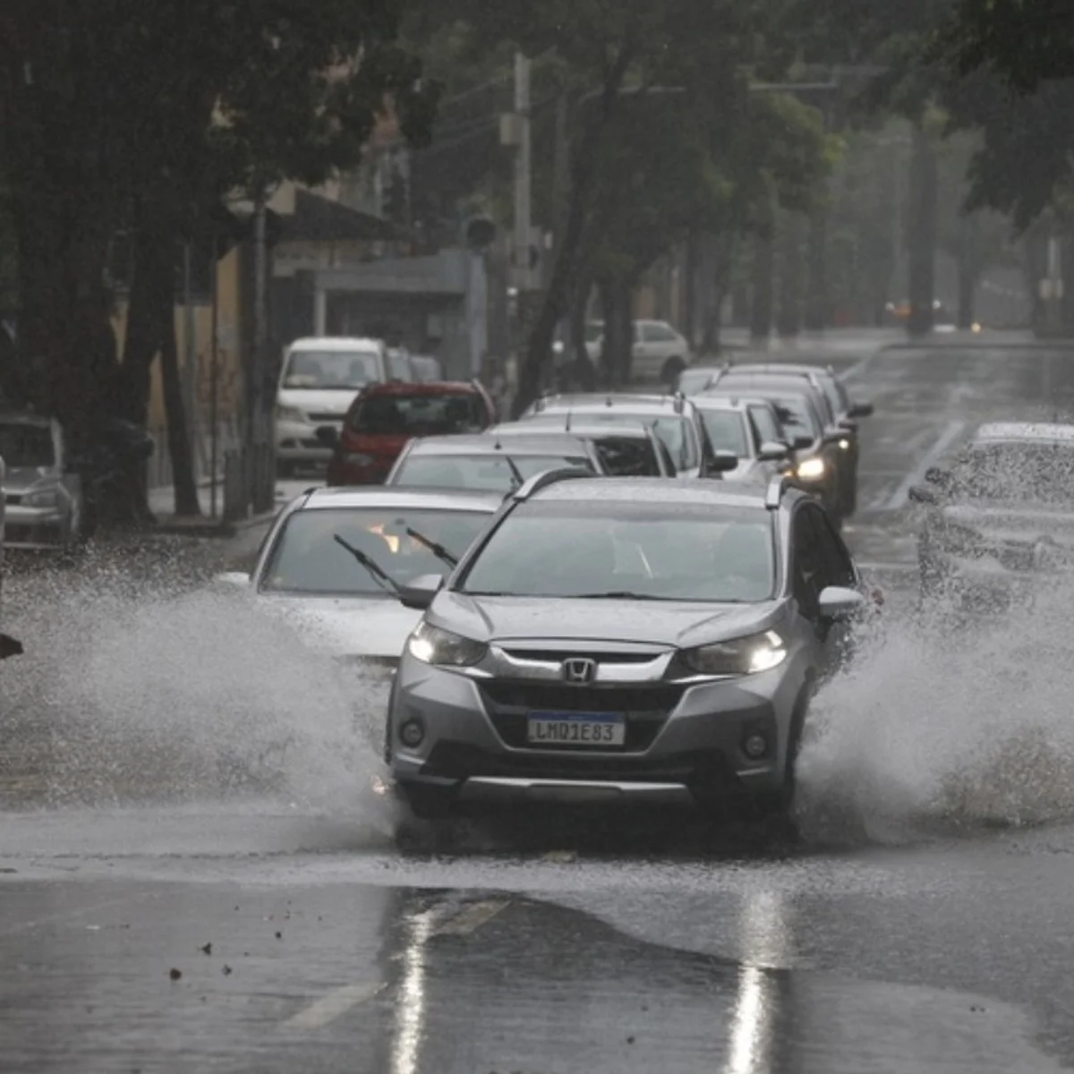 Rio tem alerta severo para rajadas de vento, pancadas de chuva e raios