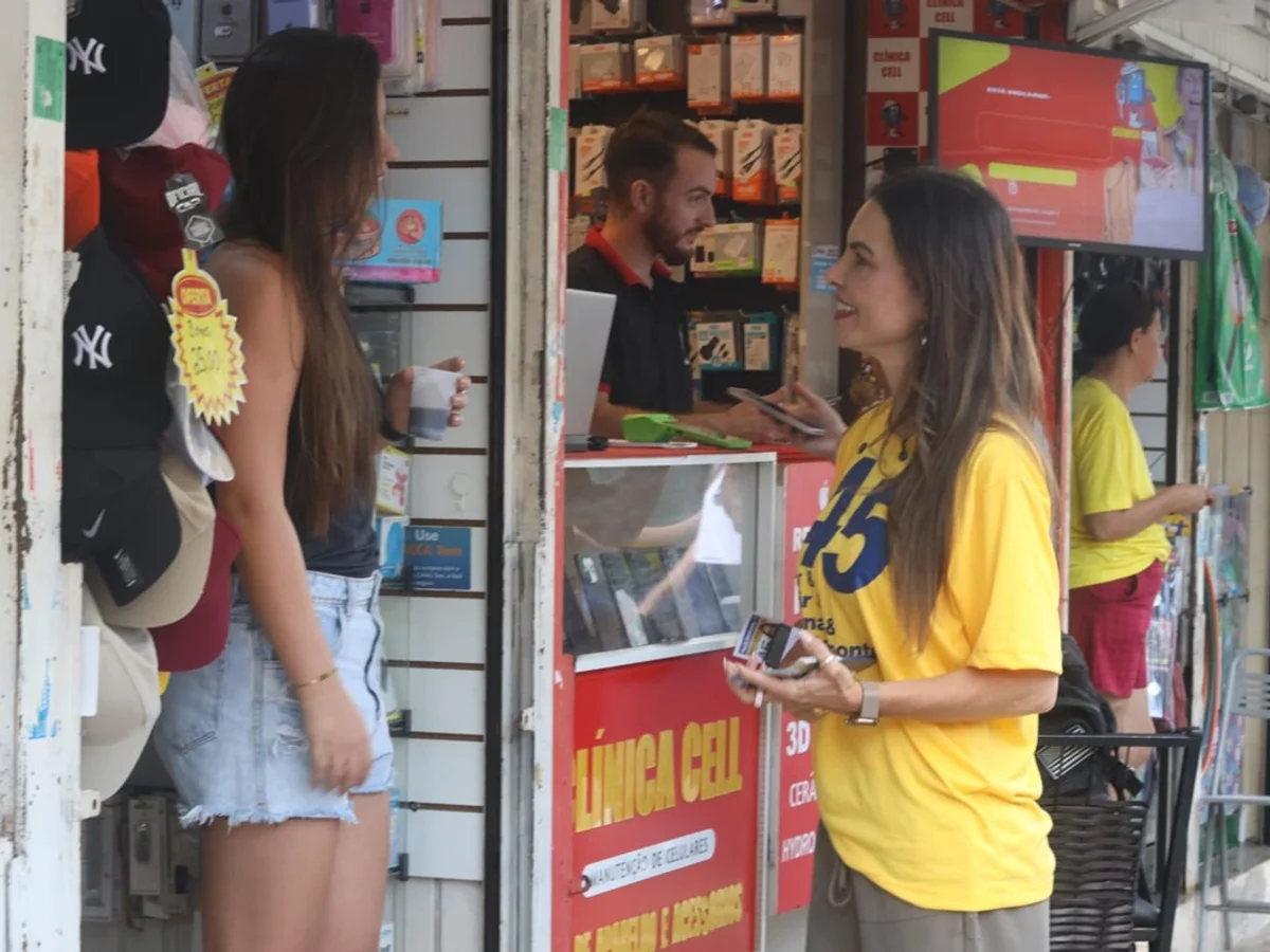 Em caminhada, Paula Belmonte fala sobre moradia e Segurança Pública