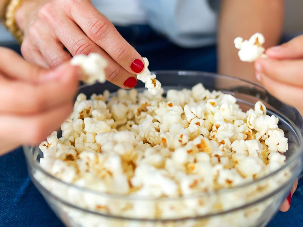 Receita saudável de pipoca que garante benefícios ao coração e ao intestino