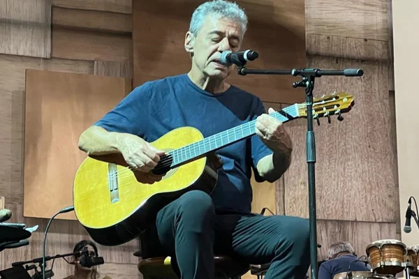 Ameaça contra Chico Buarque pode configurar crime e exige provas; entenda