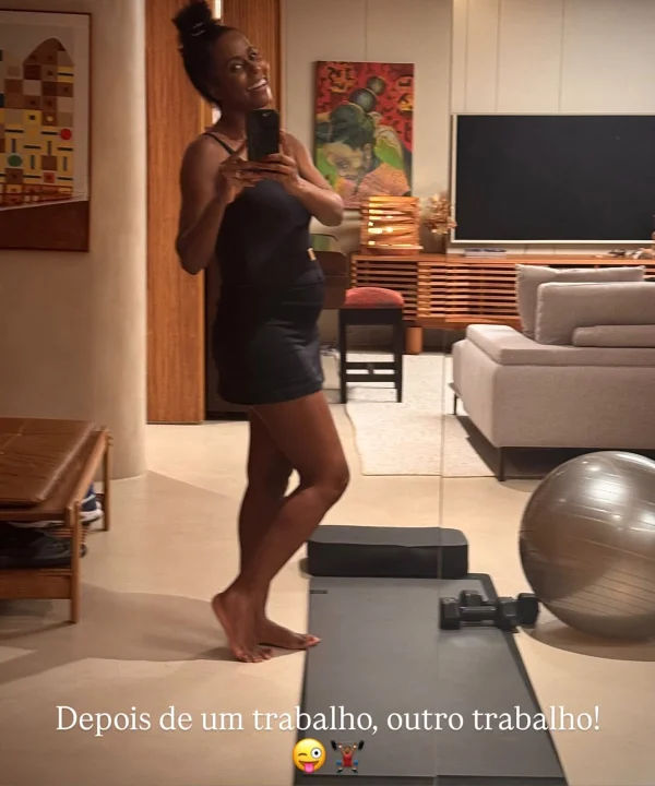 Foto: Maju Coutinho deixa barriguinha de grávida à mostra durante malhação - destaque galeria