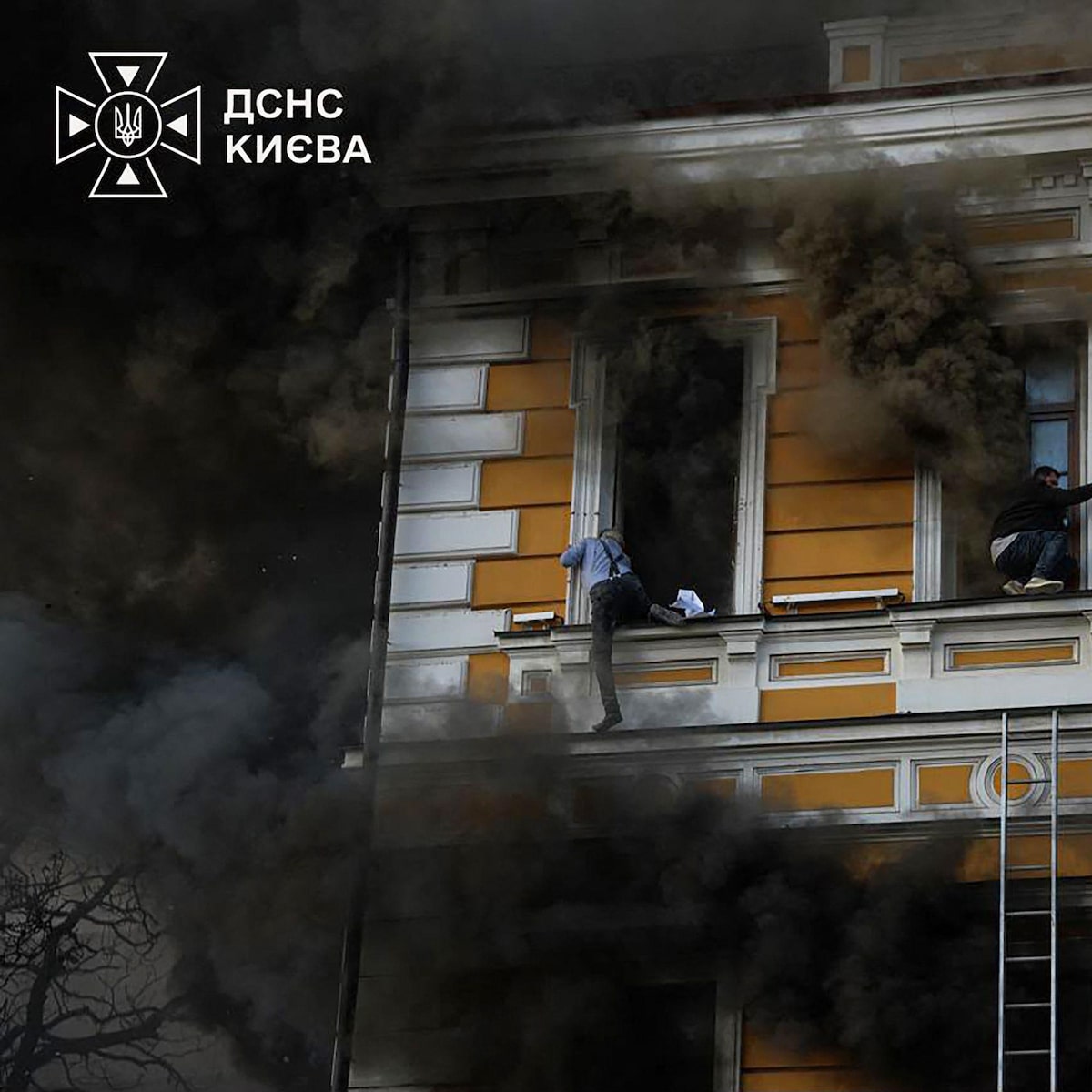 VÍDEO: ucranianos fogem pelas janelas após ataque russo atingir prédio em Kiev