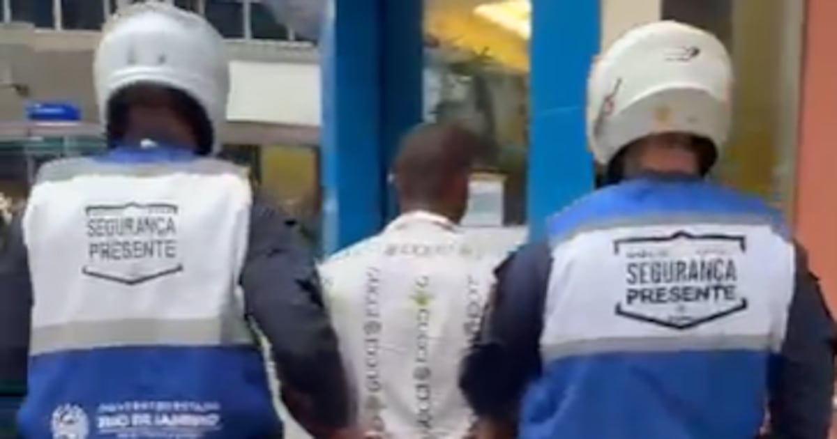 Homem é levado à delegacia após tentar sair sem pagar conta de R$ 400 em Copacabana, no Rio