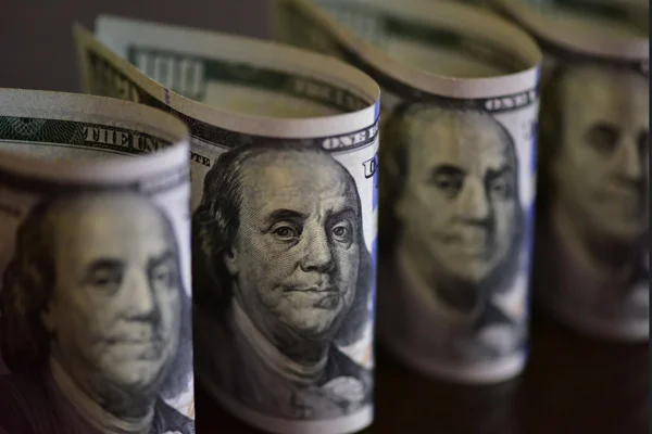 Dólar sobe com impasse EUA-Irã e disparada do petróleo. Bolsa afunda
