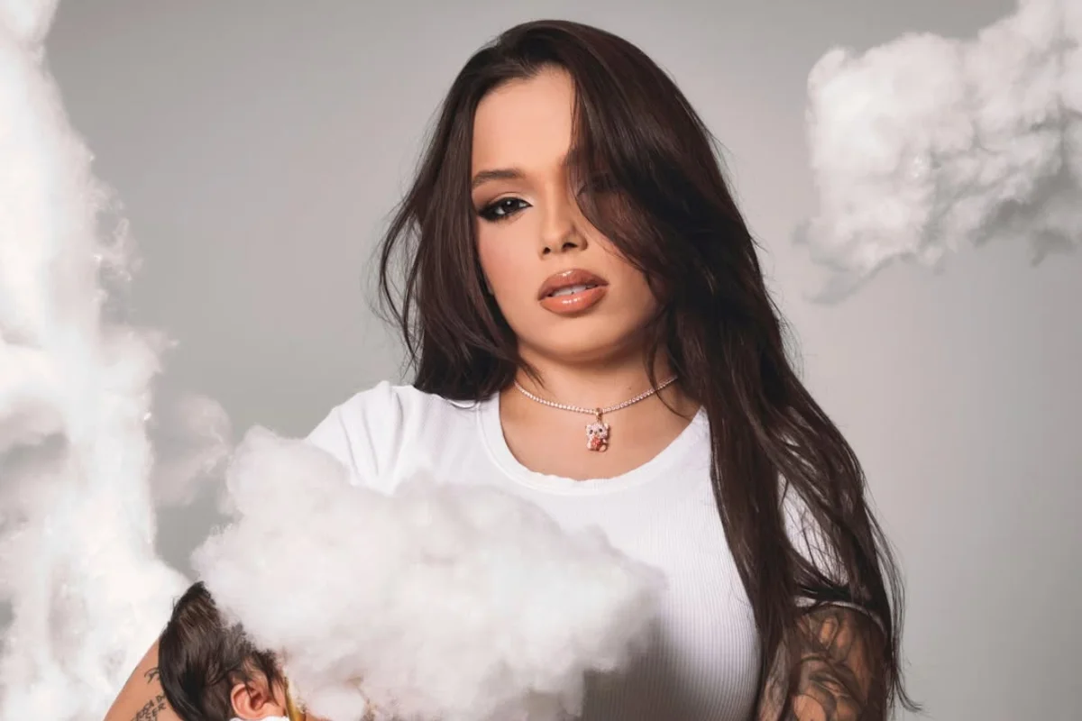 Kamylinha chora e rebate após ser acusada de “sexualizar” filha de 2 meses