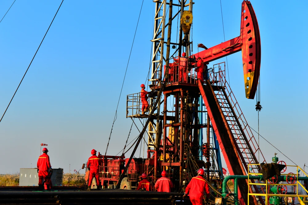 Oil prices extend losses as fears of Middle East supply disruptions ease