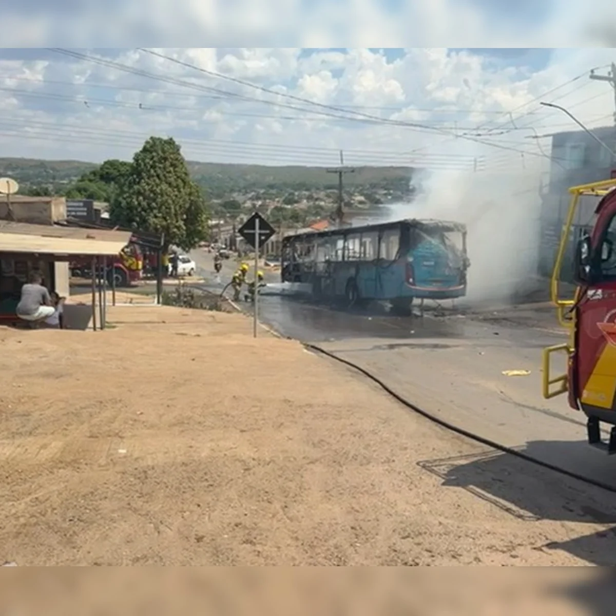 Ônibus pega fogo e chamas atingem comércio de município no Entorno do DF