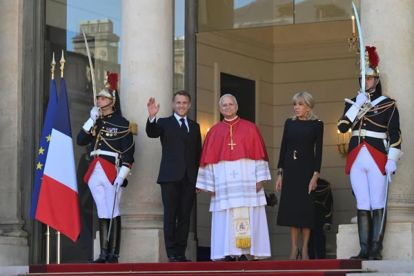 Papa Leão XIV questiona “uso da ciência para lucro” em encontro com Macron