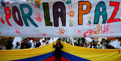 Acordo assinado em 2016 pelo ent&atilde;o presidente Juan Manuel Santos com o comandante das FARC visava p&ocirc;r fim a mais de meio s&eacute;culo de conflito armado (imagem ilustrativa). Foto: REUTERS/John Vizcaino / RFI