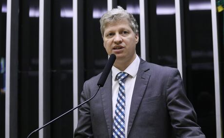 Real Time: Van Hattem lidera disputa pelo Senado no RS com 23%; disputa pelo 2º é acirrada