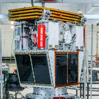 EU aprueba el lanzamiento de un “satélite espejo” capaz de reflejar la luz solar y desata críticas