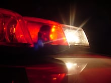 Carro vai parar no telhado de casa após descer rua em alta velocidade em Sabará, na Grande BH
