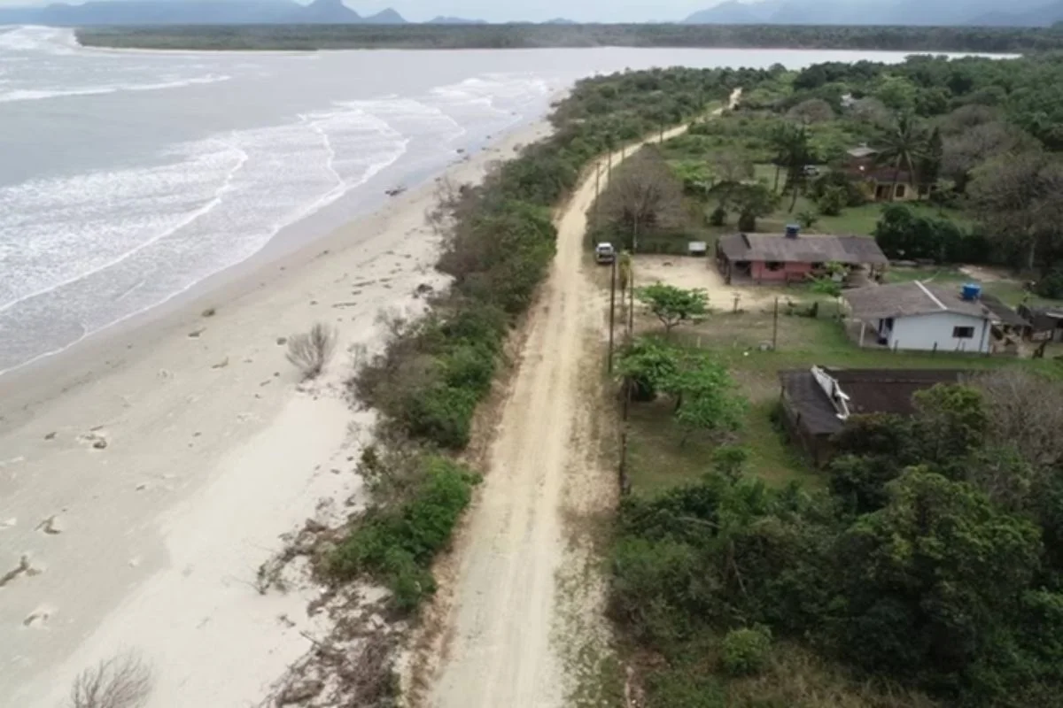 Em Peruíbe, o avanço do mar provoca a perda de áreas de praia, impacta a vegetação de restinga e ameaça residências e outras edificações - Metrópoles