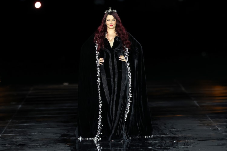Aishwarya Rai Bachchan domina a passarela de Paris com cabelos vermelhos e vestido de capa estrelado