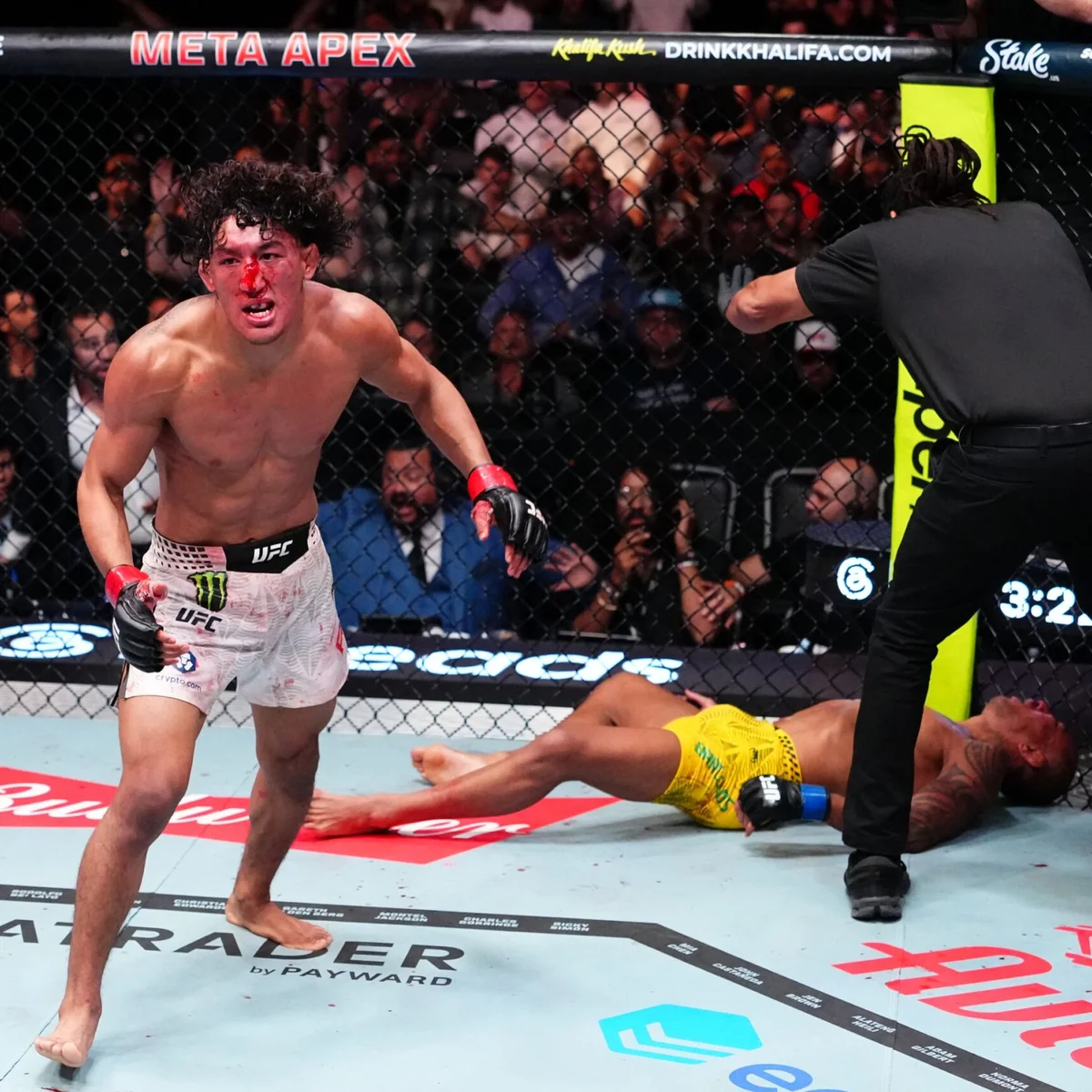 UFC: brasileiro é levado ao hospital após derrota dura em luta principal