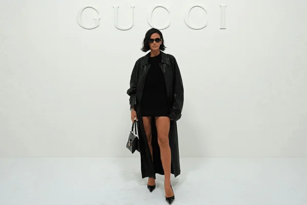 Bruna Marquezine incorpora all black em visual para o desfile da Gucci