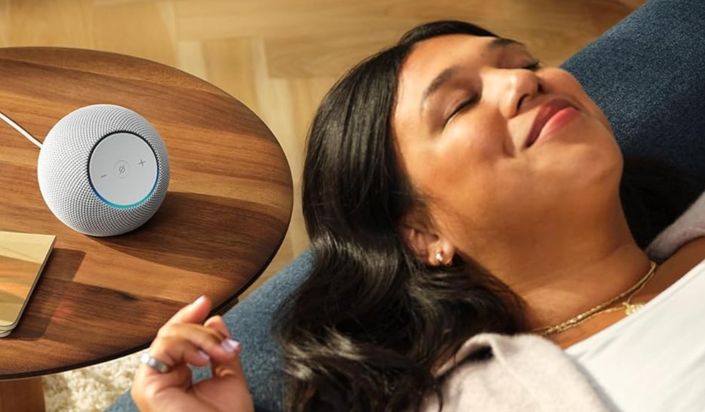 Uma das vantagens de usar a Alexa é a possibilidade de controlar dispositivos eletrônicos — Foto: Divulgação/Amazon