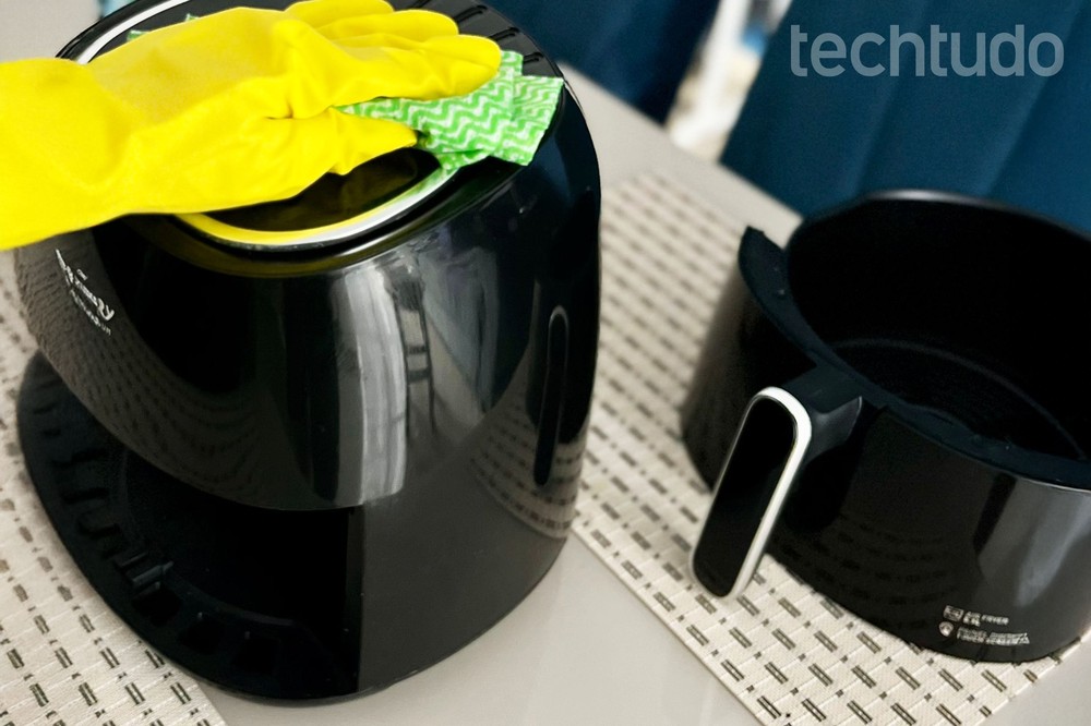 É bom ter cuidado ao limpar a air fryer — Foto: Uara Gonçalves/TechTudo