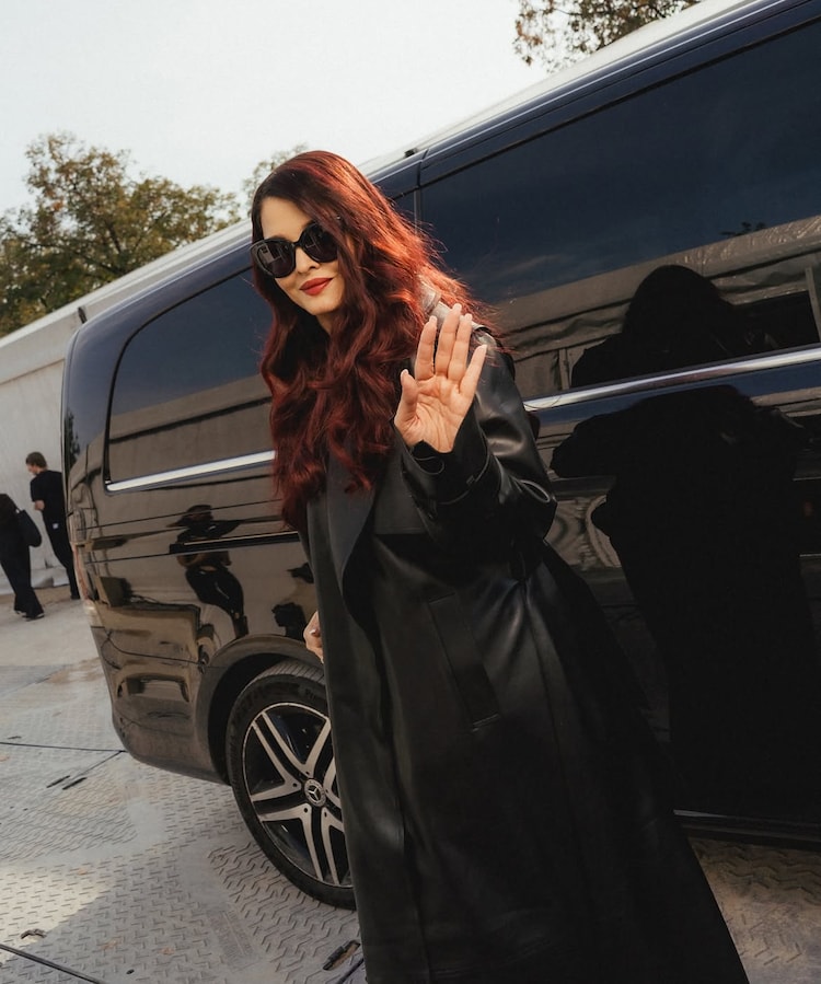 Aishwarya Rai Bachchan domina a passarela de Paris com cabelos vermelhos e vestido de capa estrelado