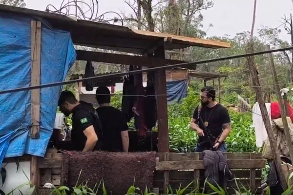 Menina de 2 anos é morta a golpes de martelo pelo irmão enquanto brincava