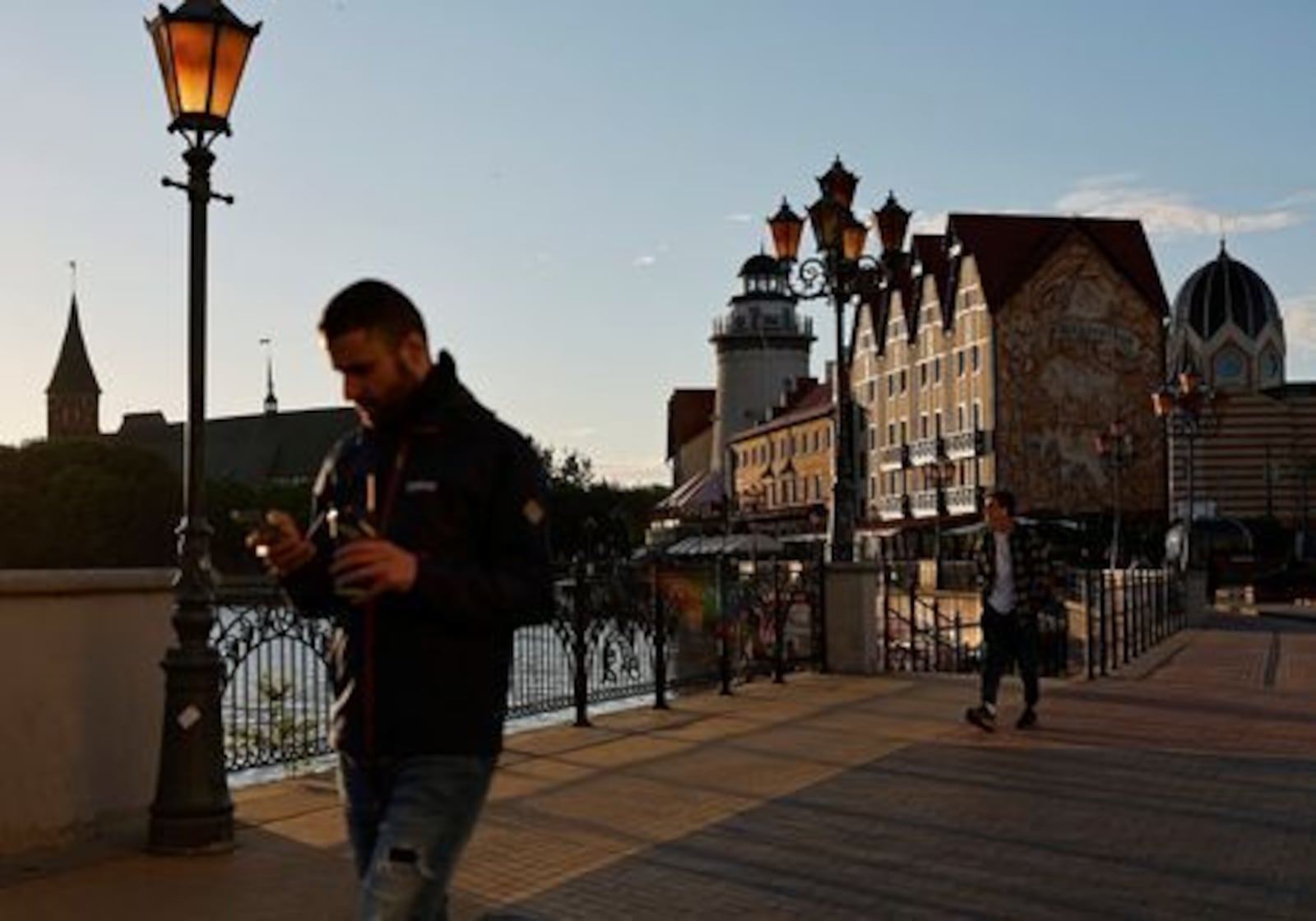 Pessoas caminham ao longo do calçadão do rio Pregolya, em Kaliningrado, na Rússia