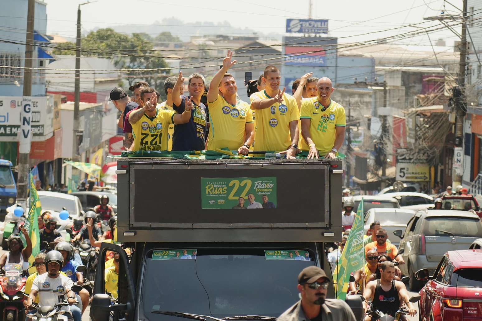 Fl&aacute;vio Bolsonaro em carreata com Douglas Ruas, candidato ao governo do Rio de Janeiro, neste s&aacute;bado, 26