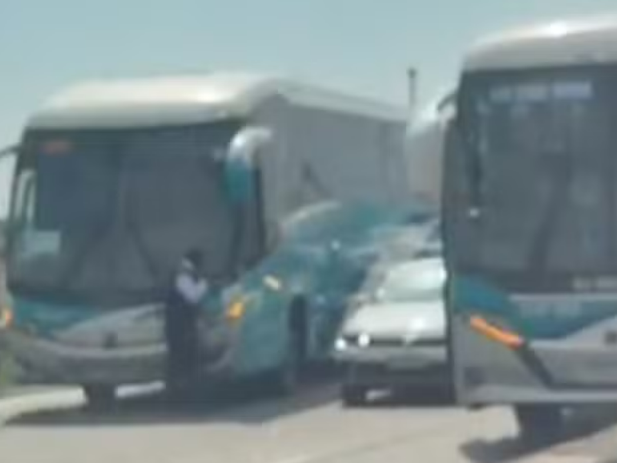 Dois ônibus de excursão escolar são abordados por bandidos e utilizados como barricadas no RJ