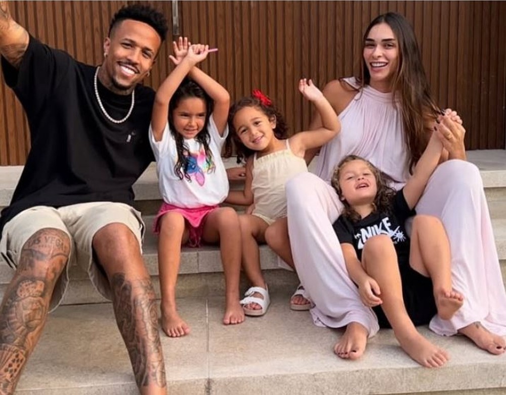 Éder Militão filha, enteados e Tainá Militão em frente a casa de R4 4 milhões — Foto: rep/ instagram