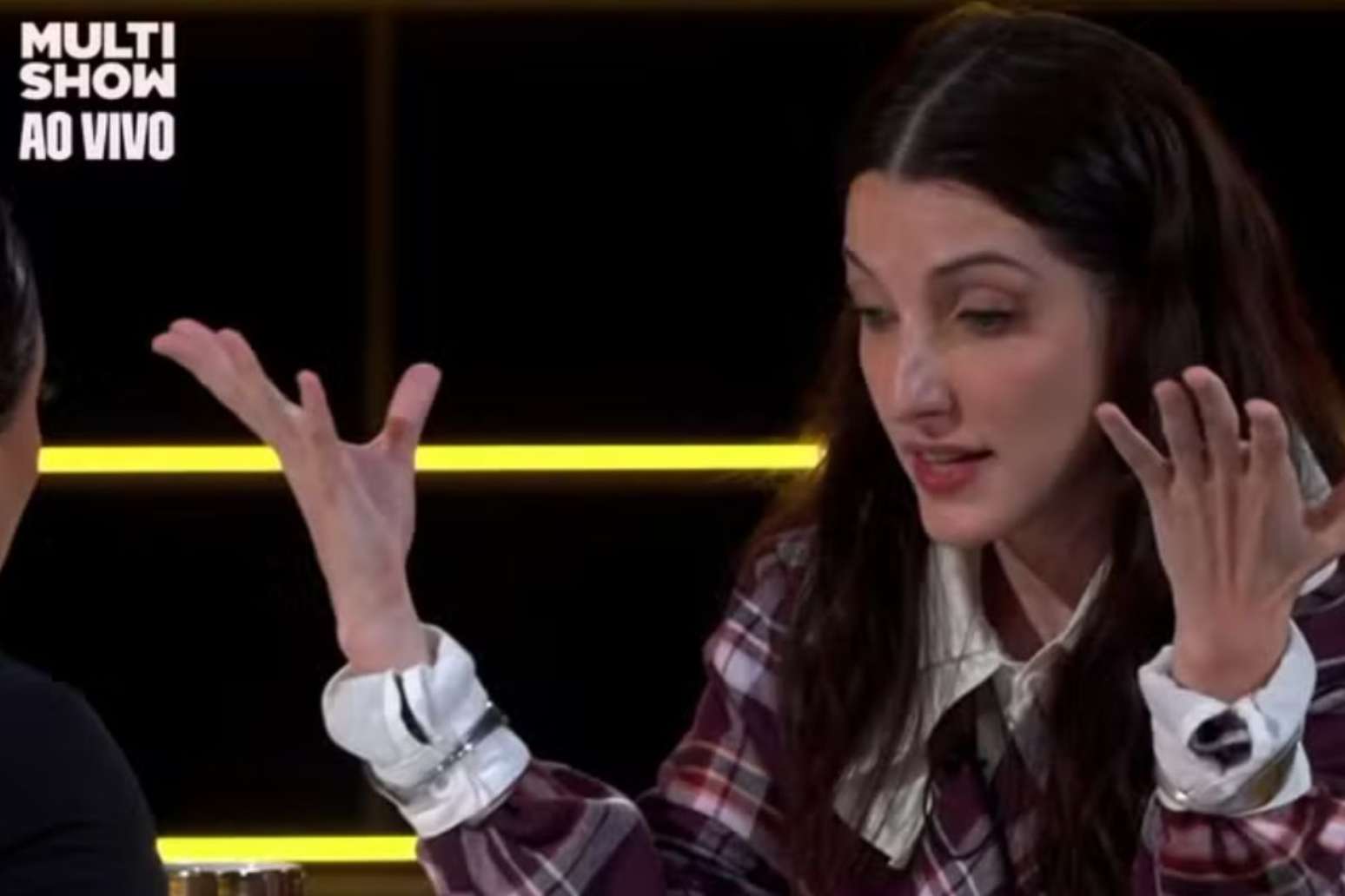 Clarice Falc&atilde;o fica espantada com a rea&ccedil;&atilde;o da m&atilde;e