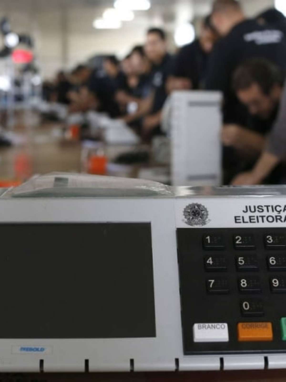 Eleições 2026: cerca de 1 milhão de brasileiros que moram no exterior vão poder votar para presidente