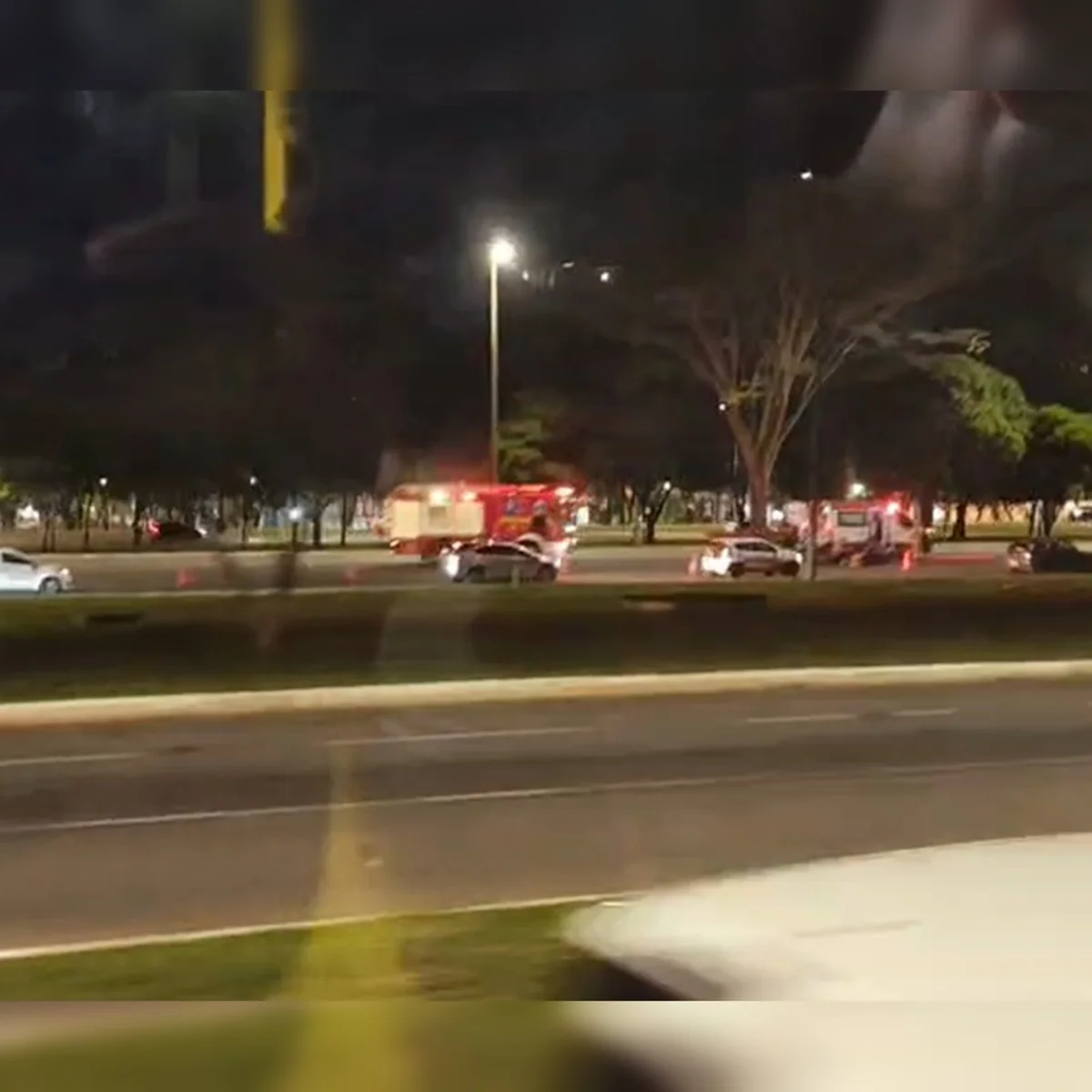 Acidente entre carro e moto causa engarrafamento quilométrico no Eixão Sul