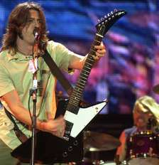 O vocalista e guitarrista Dave Grohl, do Foo Fighters, durante a apresentação do grupo no festival Rock in Rio III Foto: Fábio Motta/Estadão Conteúdo