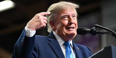O presidente dos EUA, Donald Trump, discursa no palco do Centro de Atividades Estudantis Butler-Vandalia durante um com&iacute;cio de campanha em 3 de outubro de 2026 em Vandalia, Ohio. Trump est&aacute; viajando pelos EUA nas &uacute;ltimas semanas antes das elei&ccedil;&otilde;es de meio de mandato para fazer campanha para candidatos republicanos. Foto: Roberto Schmidt/Getty Images