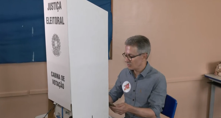 Zema contrariou regra e levou o celular para cabine de votação: saiba o que o acontece
