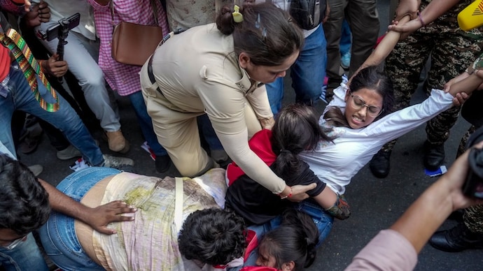 Rahul Gandhi e o CJP afirmam que policiais tocarem em mulheres jornalistas durante a manifestação em Jantar Mantar