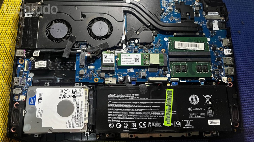 Ao remover a carcaça externa, estes componentes devem estar facilmente acessíveis para uma limpeza — Foto: Gabriel Mattos/TechTudo