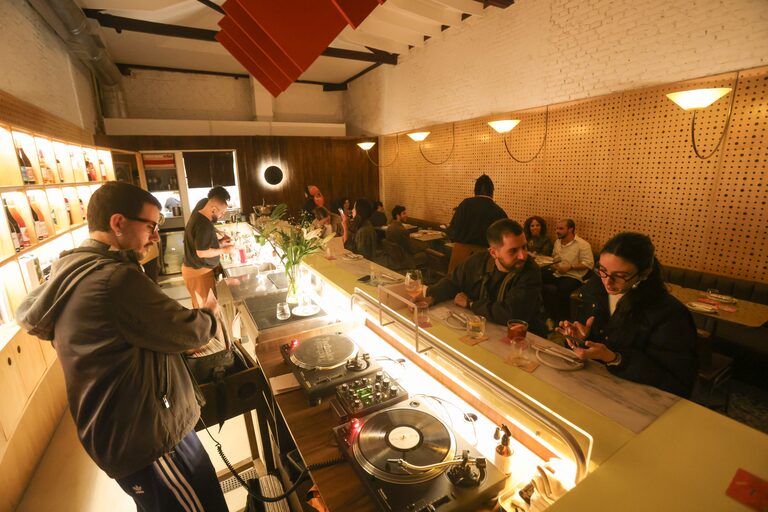 Restaurantes adotam taxa de reserva para clientes; vote se você é a favor ou contra a medida