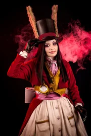 Carol Frazão como Alice Liddell