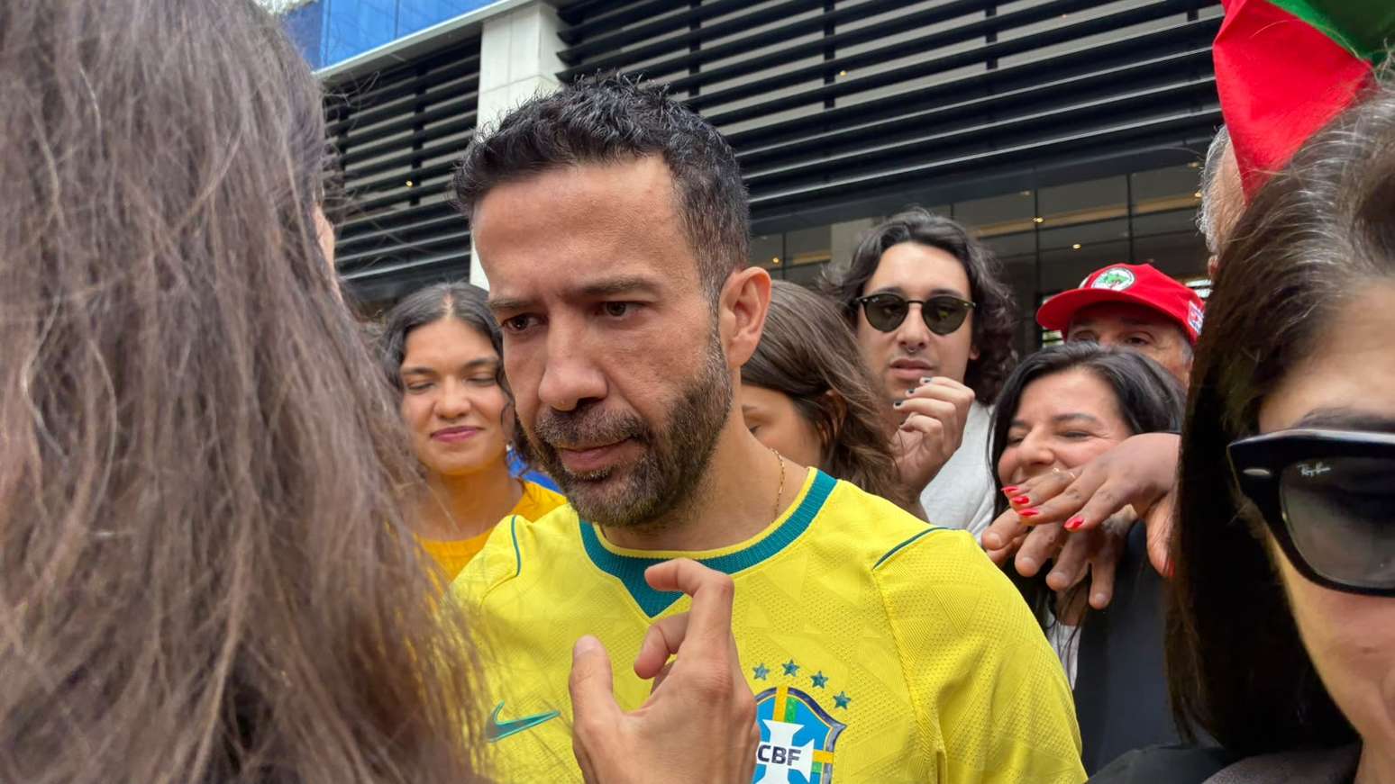 Deputado Andr&eacute; Janones deixa hospital em SP