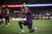 Raphinha comemora gol pelo Barcelona