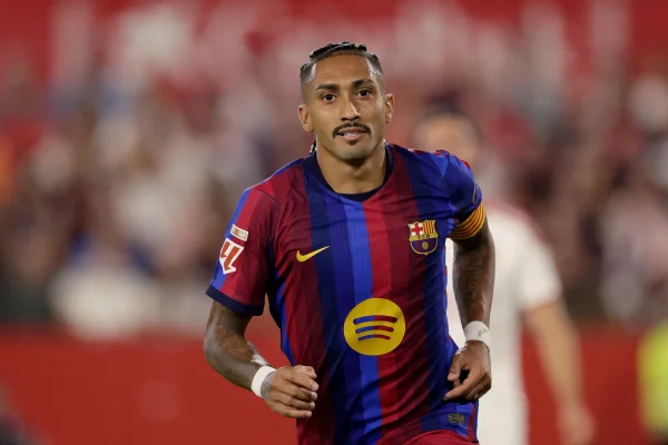Hansi Flick confirma titularidade de Raphinha contra o PSG na Champions - destaque galeria