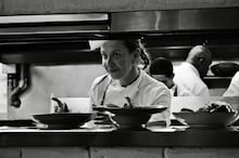 O café de duas mesas virou um cafezão: a Joya de Isabela Honda